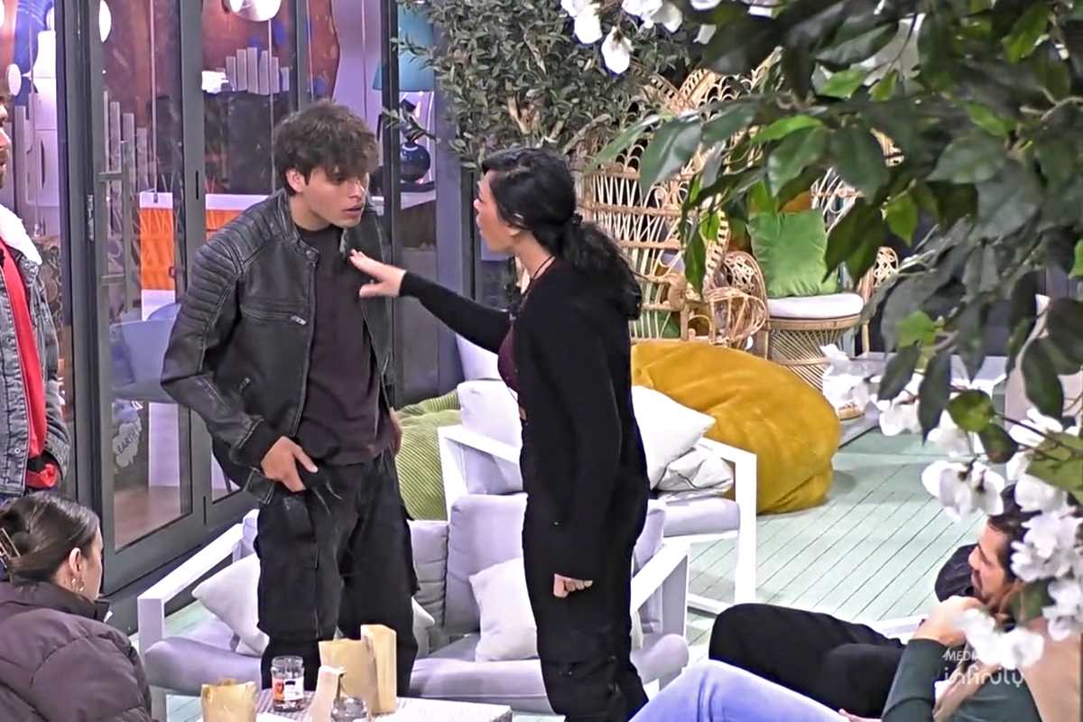 Grande Fratello 2025, Omer e Simone arrivano quasi alle mani (Screen Mediaset Infinity)