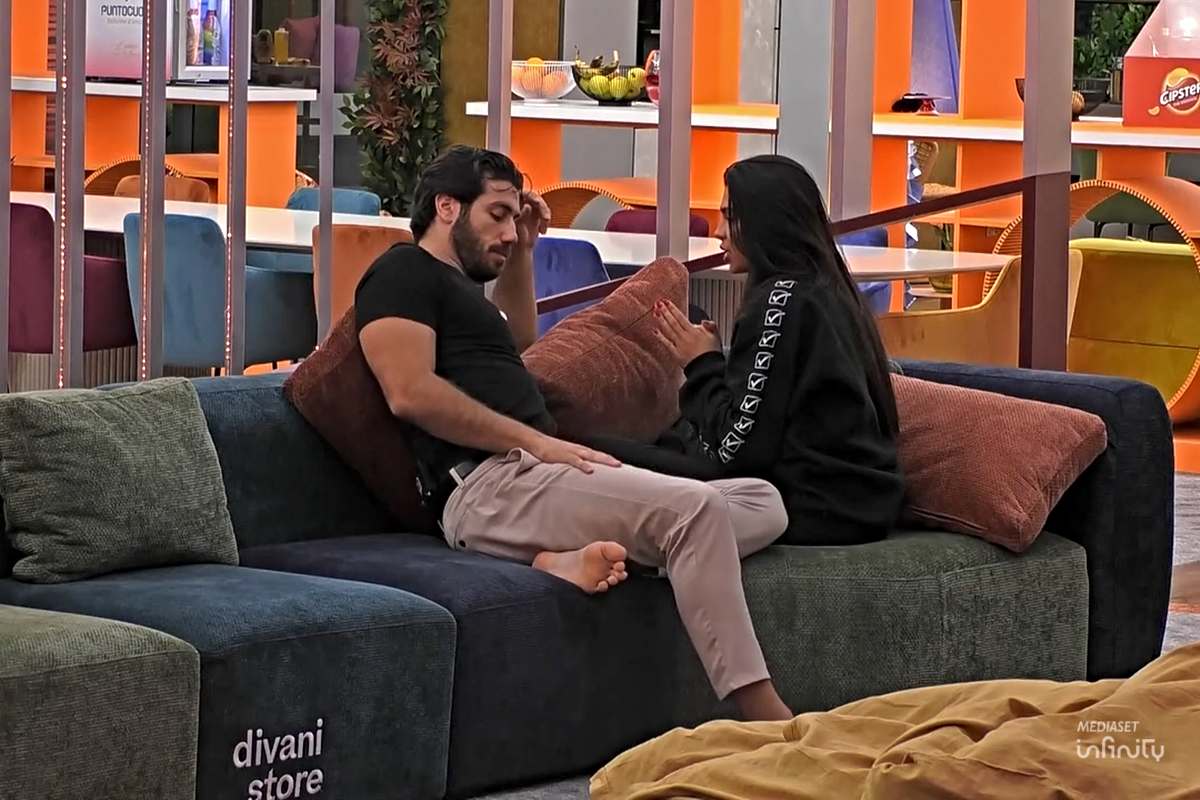 Grande Fratello 2025, Rasha cerca leggerezza con Omer (Screen Mediaset Infinity)