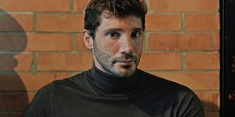 Stefano De Martino tra le braccia dell'ex fidanzata (Foto Instagram)