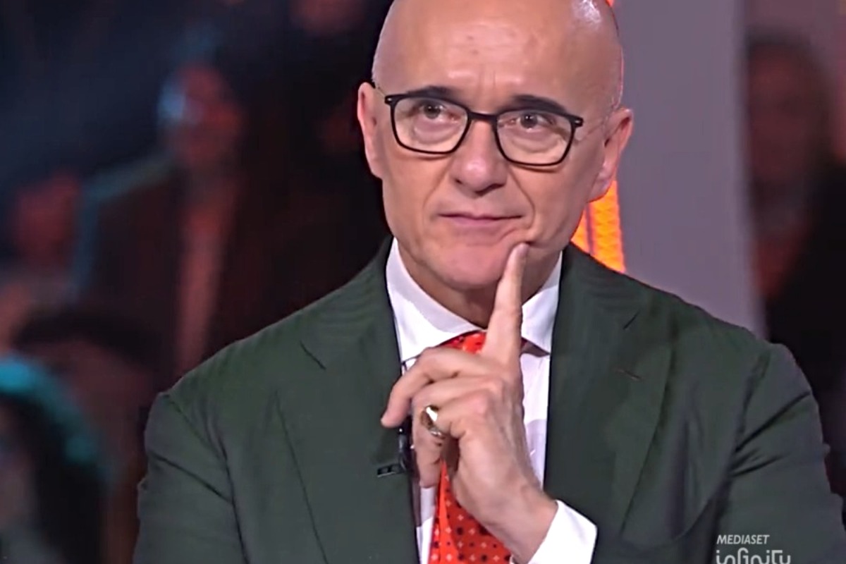 Alfonso Signorini dopo lo scandalo disattiva Instagram (Screen Mediaset Infinity)