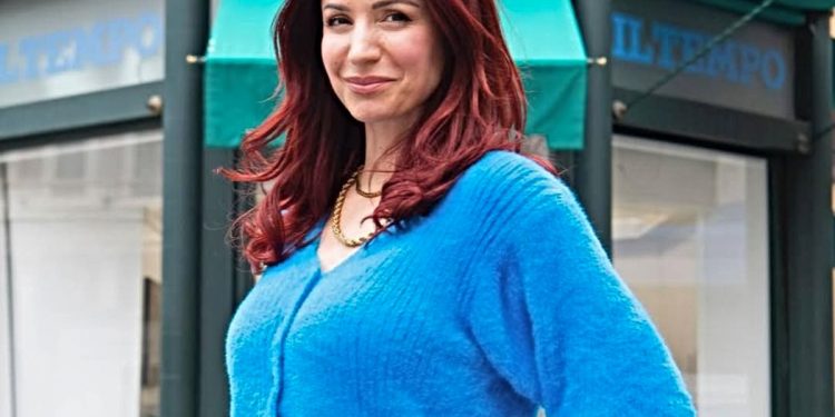 Andrea Delogu cena e baci con un uomo ma non è Nikita (Foto Instagram)