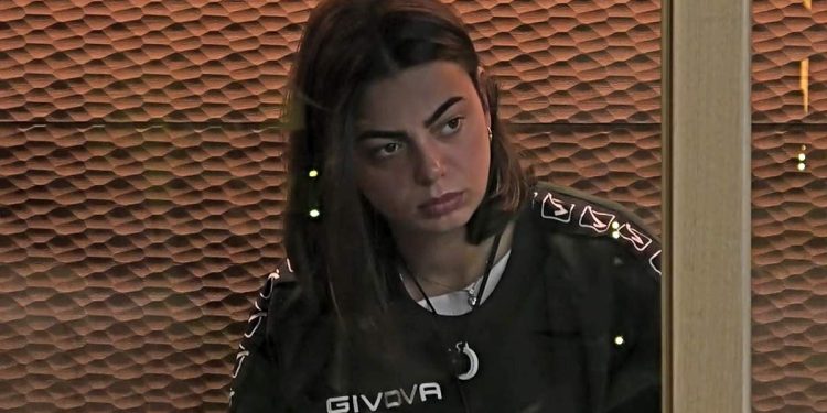 Grande Fratello 2025, momento di sconforto per Benedetta Stocchi (Screen Mediaset Infinity)