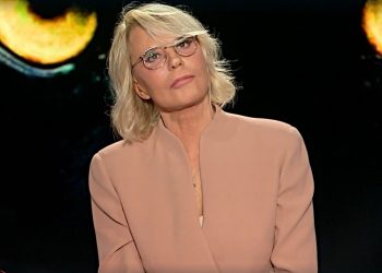 Maria De Filippi parla di Maurizio Costanzo e non trattiene le lacrime (Screen Raiplay)