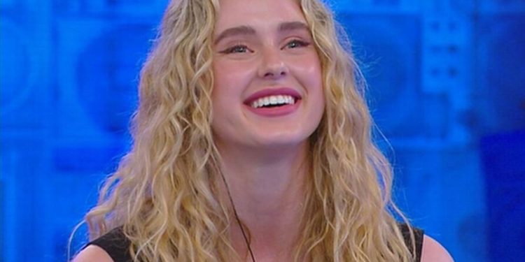 Isobel Kinnear (Foto: screen Mediaset Infinity)