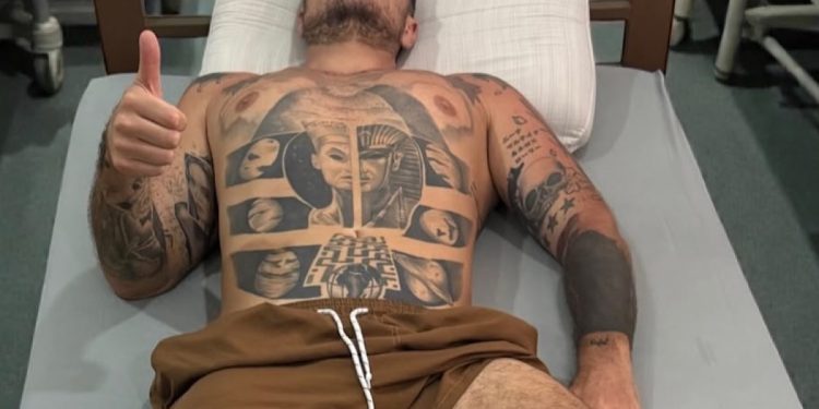 Luigi Favoloso morso da un serpente