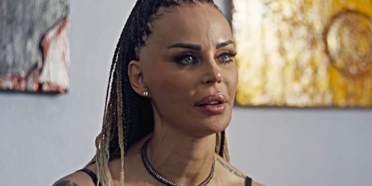 Nina Moric costretta da Corona a fare il calendario (Screen Netflix)