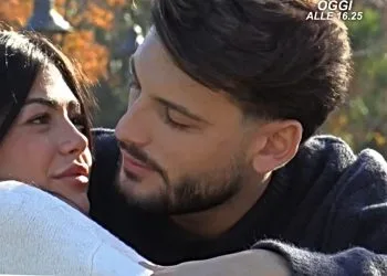 Uomini e Donne, scatta il bacio tra Ciro e Alessia, lei ha mentito sull'ex? (Screen Witty Tv)