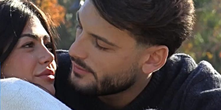 Uomini e Donne, scatta il bacio tra Ciro e Alessia, lei ha mentito sull'ex? (Screen Witty Tv)