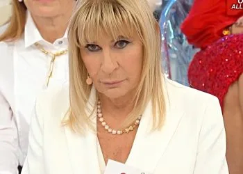 Roberto fa una dedica a Gemma, lei non cambia idea (Screen Witty Tv)