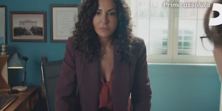 Sabrina Ferilli in "A testa alta" (Foto: screen Mediaset Infinity)