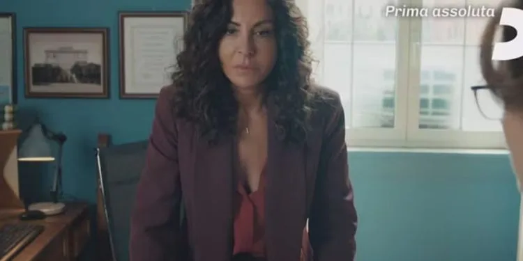 Sabrina Ferilli in "A testa alta" (Foto: screen Mediaset Infinity)