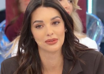 Uomini e Donne anticipazioni, Sara bacia un corteggiatore (Screen Witty tv)