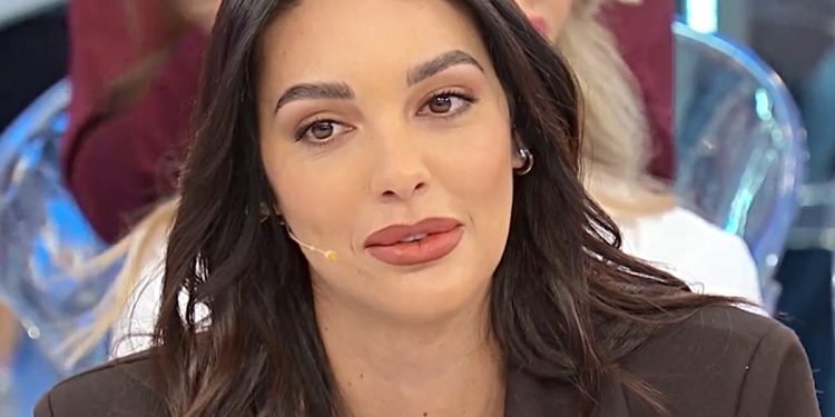 Uomini e Donne anticipazioni, Sara bacia un corteggiatore (Screen Witty tv)