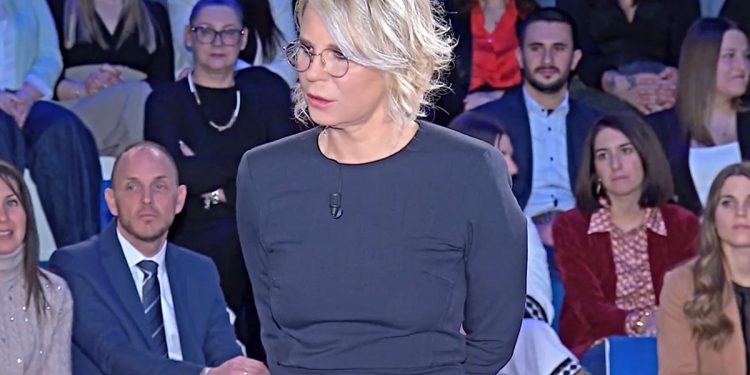 Maria De Filippi imbarazzata a C'è Posta per Te, rivelazione su Maurizio Costanzo (Screen Witty tv)