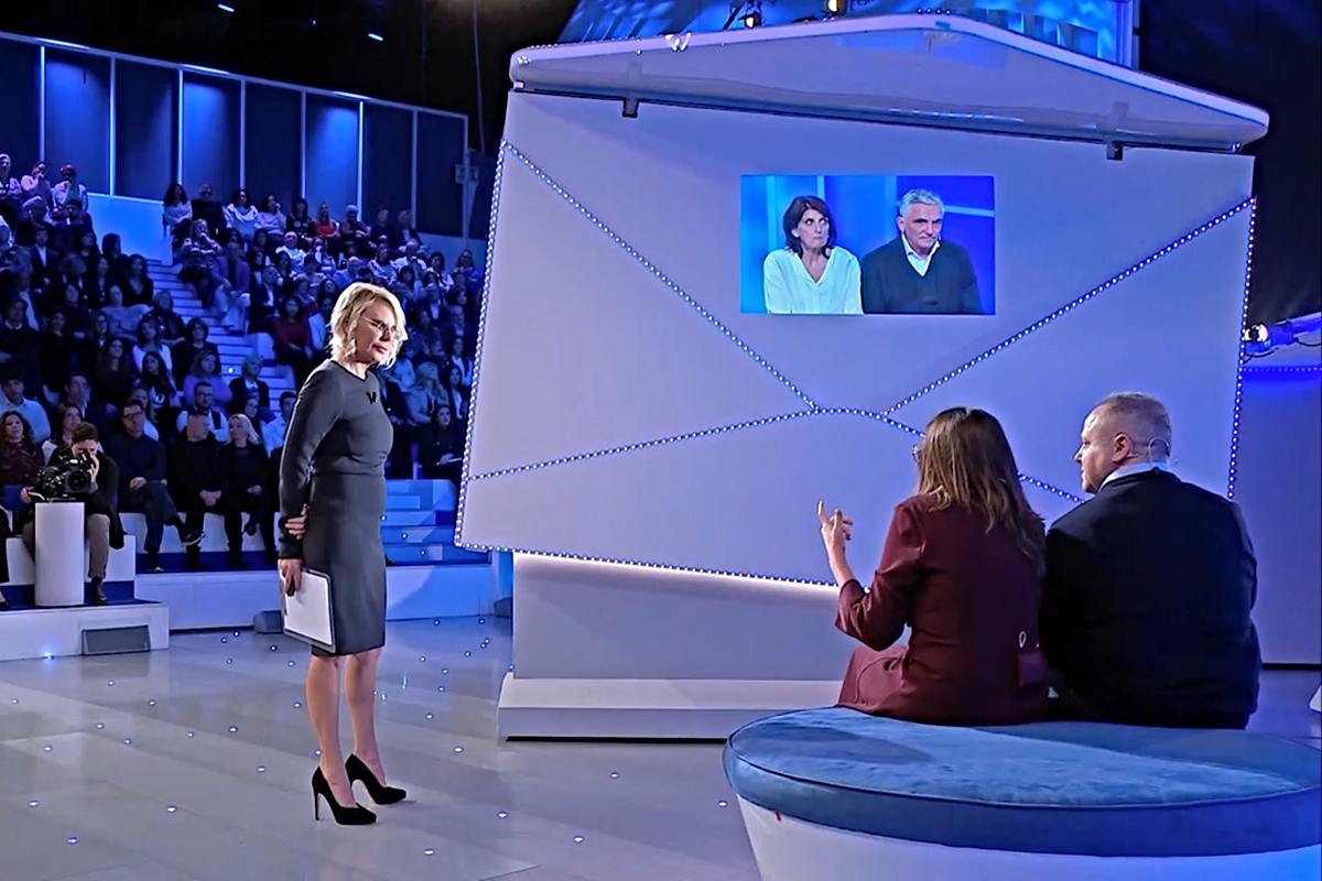 Maria De Filippi imbarazzata a C'è Posta per Te (Screen Witty tv)