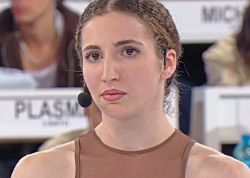 Amici 25, Giulia dopo l'eliminazione saluta i compagni in lacrime (Screen Witty Tv)