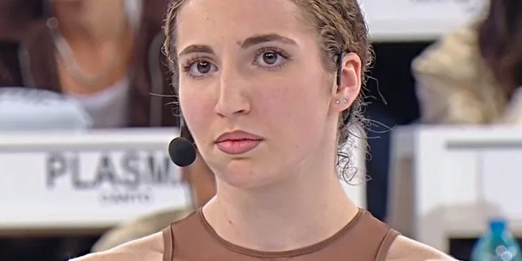 Amici 25, Giulia dopo l'eliminazione saluta i compagni in lacrime (Screen Witty Tv)