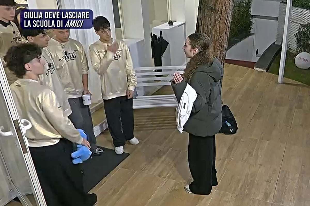 Amici 25, Giulia saluta i compagni in lacrime (Screen Witty Tv)