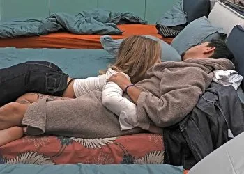 Grande Fratello Vip, nuovo bacio tra Renato Biancardi e Lucia Ilardo (Screen Mediaset Infinity)