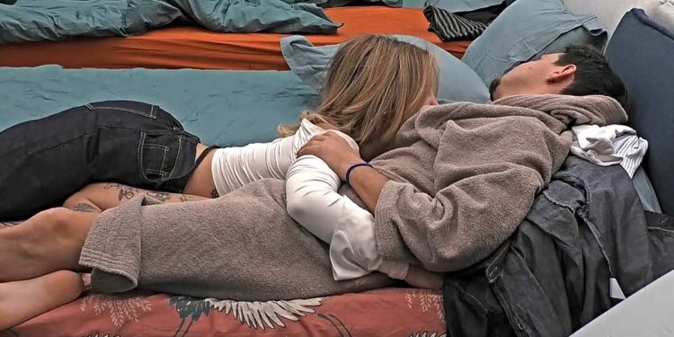 Grande Fratello Vip, nuovo bacio tra Renato Biancardi e Lucia Ilardo (Screen Mediaset Infinity)