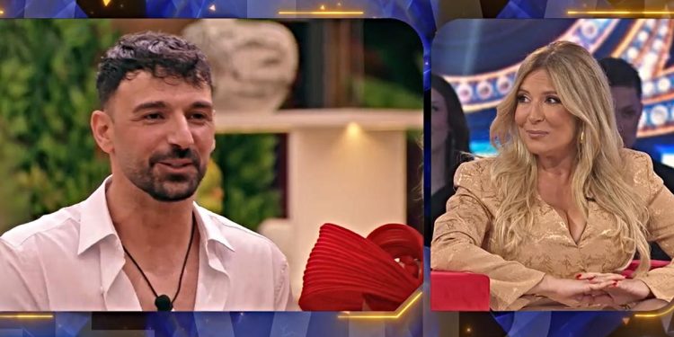 Grande Fratello Vip, velenosa frecciatina di Selvaggia Lucarelli per Raimondo Todaro (Screen Mediaset Infinity)