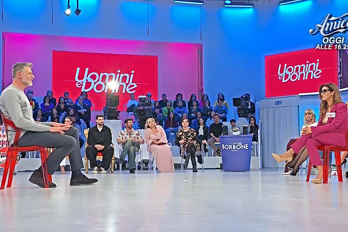 Uomini e Donne, Elisabetta bacia Stefano dopo Sebastiano (Screen Witty Tv)