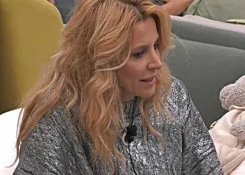 Adriana Volpe rischia di far esplodere un incendio al Grande Fratello Vip (Screen Mediaset Infinity)