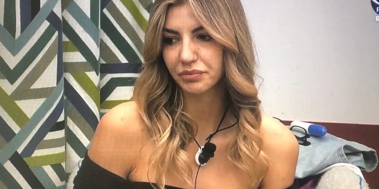 Grande Fratello Vip Lucia Ilardo ripensa all'ex Rosario e scoppia in lacrime (Screen Mediaset Infinity)