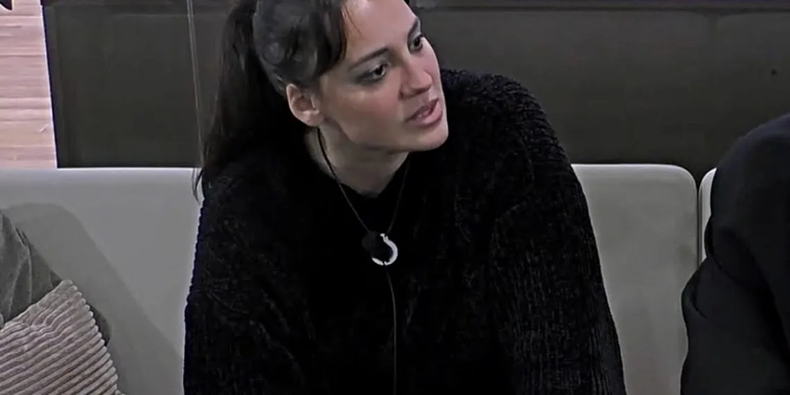 Grande Fratello Vip, Francesca Manzini alza il gomito e bacia Raul Dumitras (Screen Mediaset Infinity)