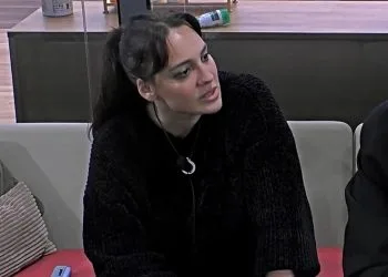 Grande Fratello Vip, Francesca Manzini alza il gomito e bacia Raul Dumitras (Screen Mediaset Infinity)