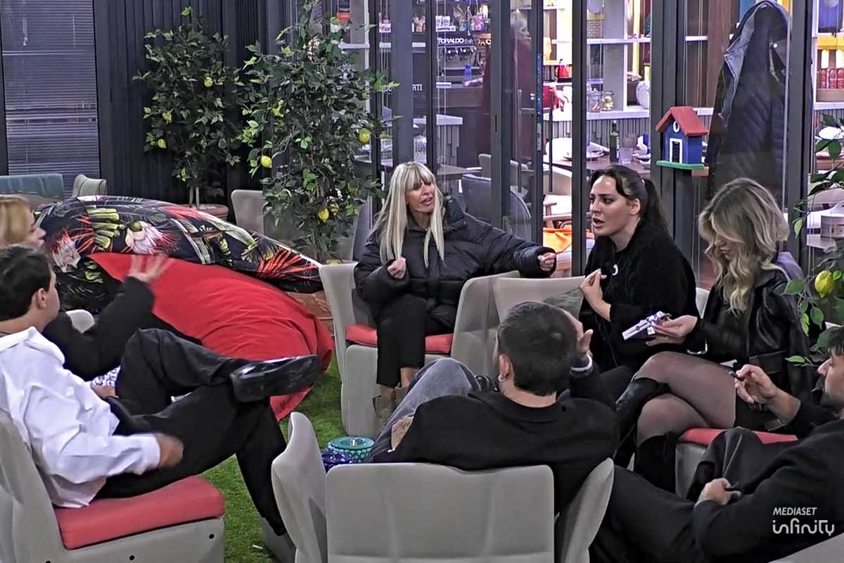 Grande Fratello Vip, Francesca Manzini bacia Raul Dumitras poi sbotta (Screen Mediaset Infinity)